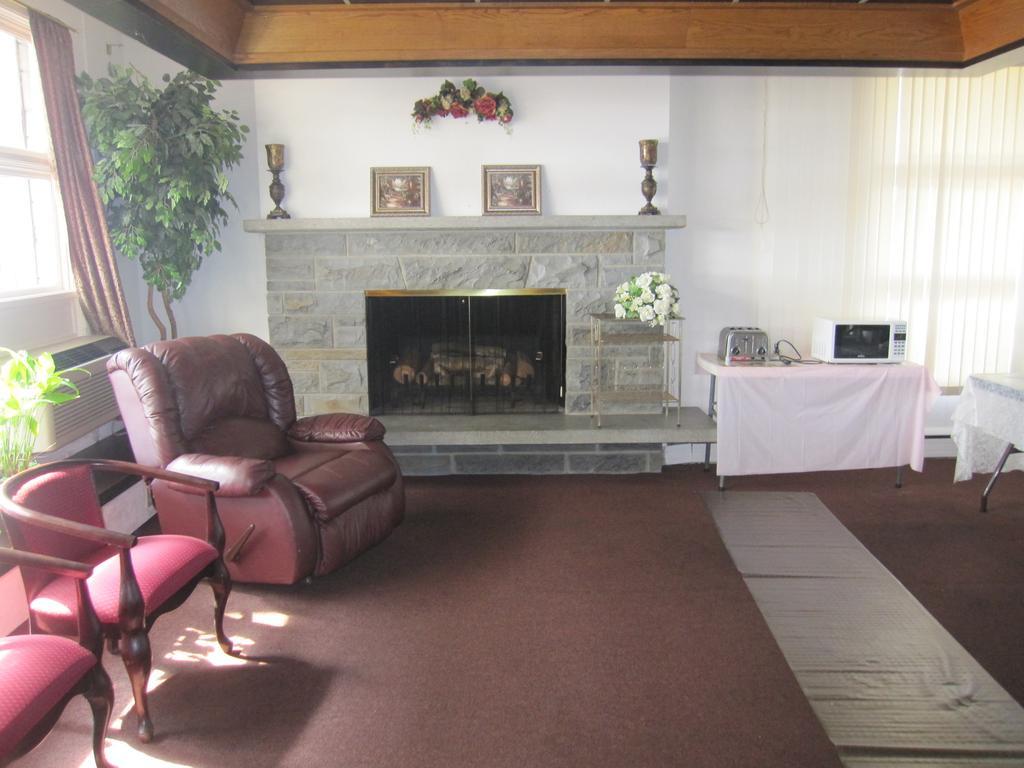 Vista Heights Inn Henrietta Exterior foto
